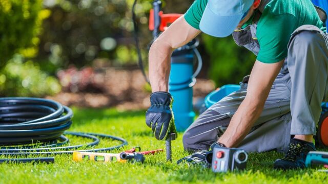 Jakie narzędzia ogrodowe warto zakupić, aby pielęgnować przydomowy trawnik?